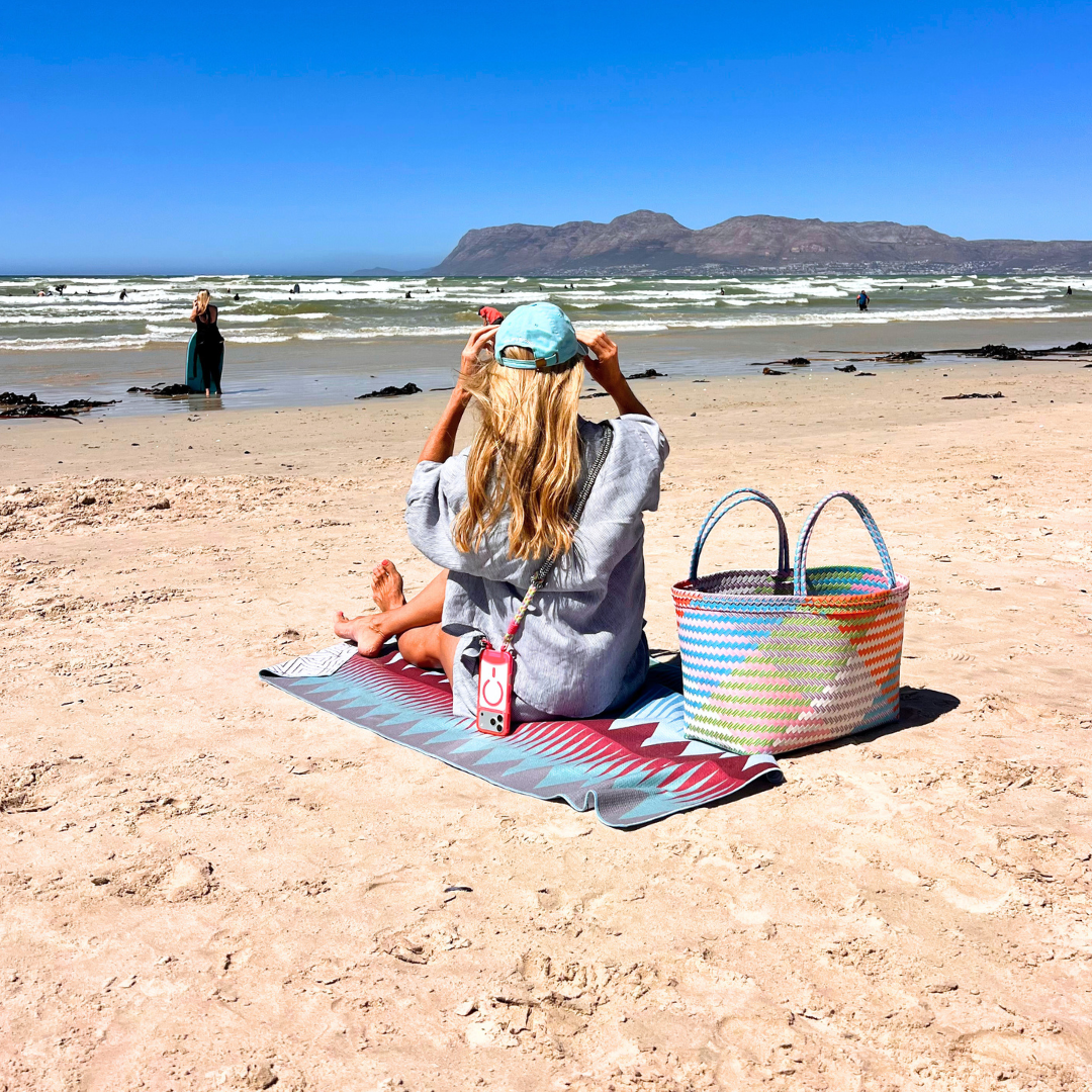 HOT PINK TRANSPARENT CASE WITH LAGOON BLOOM KNOTTED CORD - MAGSAFE